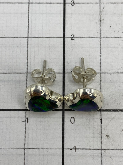 Aretes sobre fondo blanco mostrando el Quinto 925 en la parte trasera