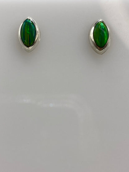Vista frontal de aretes de plata 925 con ópalo de fuego verde, mostrando el color vibrante de la piedra