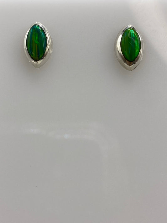 Vista frontal de aretes de plata 925 con ópalo de fuego verde, mostrando el color vibrante de la piedra