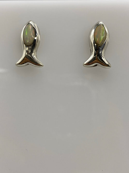 Par de aretes de plata con ópalo de fuego blanco engastado, sobre fondo blanco