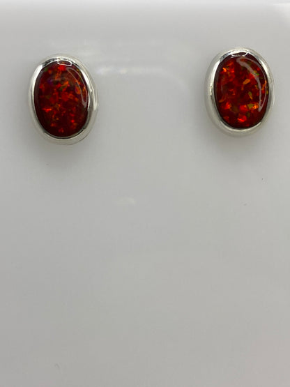 Par de aretes de plata 925 con opalo de fuego rojo engastado, vista frontal