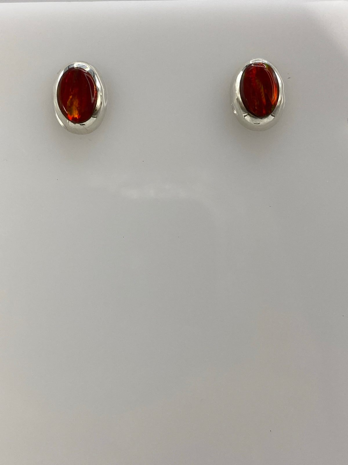 Aretes de plata con ópalo de fuego rojo engastados a mano, par completo