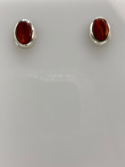 Detalle del engaste de ópalo rojo en plata 925, mostrando el brillo y color de la piedra