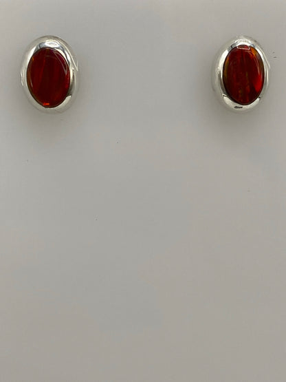 Aretes de tamaño compacto (1.3 cm) sobre regla para referencia de escala