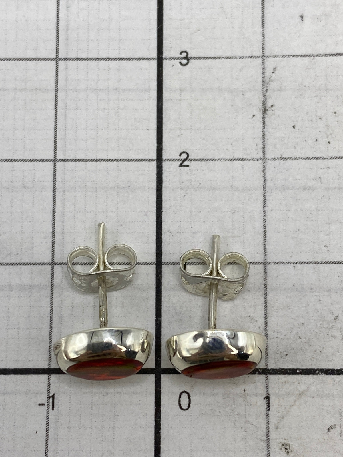 Reverso de los aretes mostrando el Quinto 925 en la plata