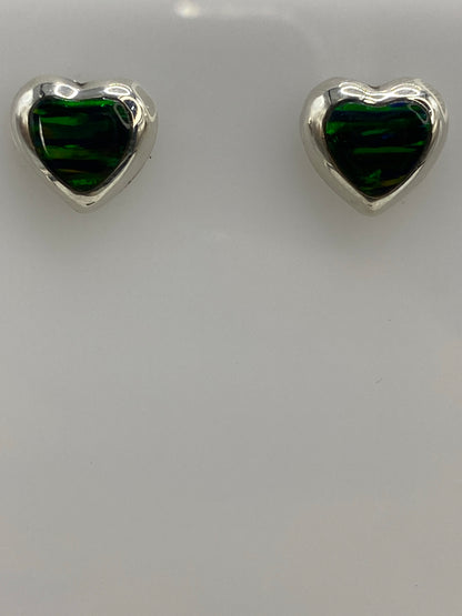 Medida de los aretes sobre regla: 1.4 cm de largo
