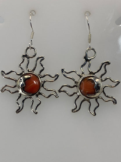 Par de aretes de plata con diseño sol y coral natural rojo-naranja, colgando