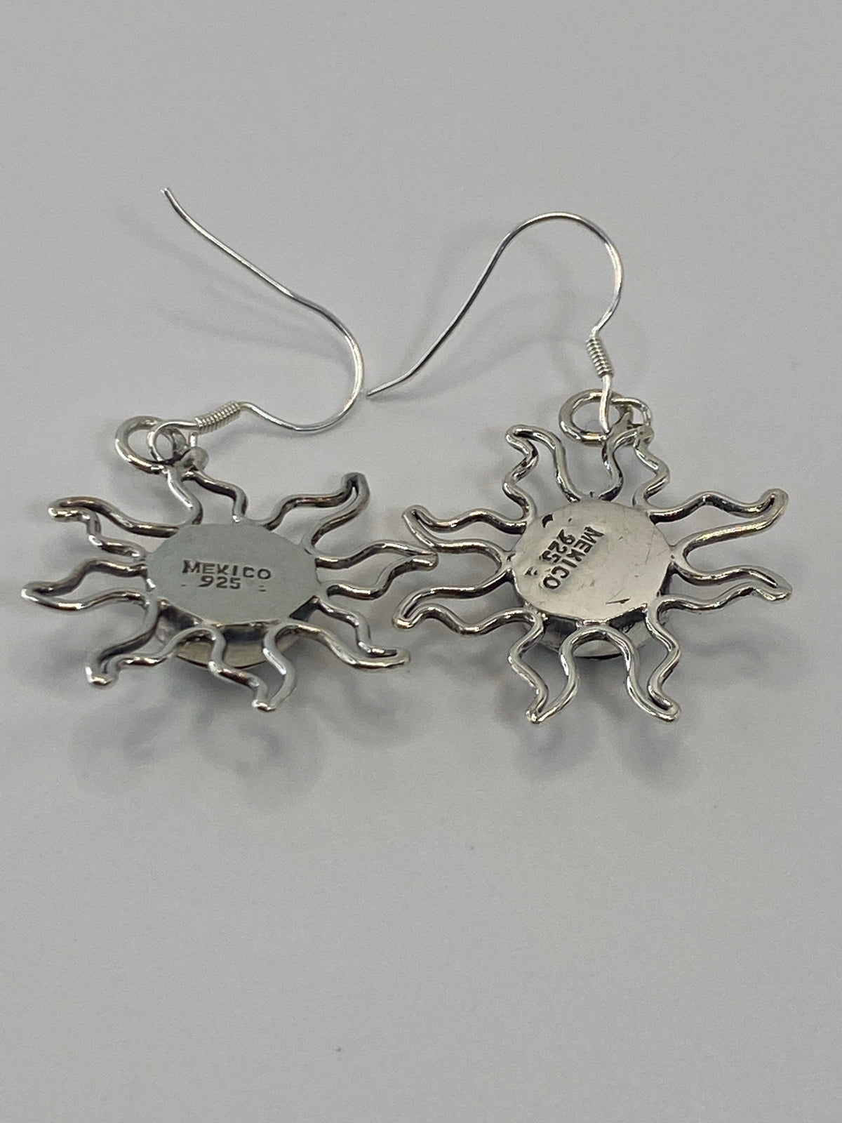Aretes de coral y plata sobre fondo blanco con Quinto 925 visible