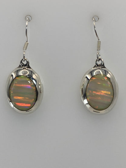 Par de aretes de plata 925 con ópalo de fuego multicolor, gancho plateado, vistos de frente