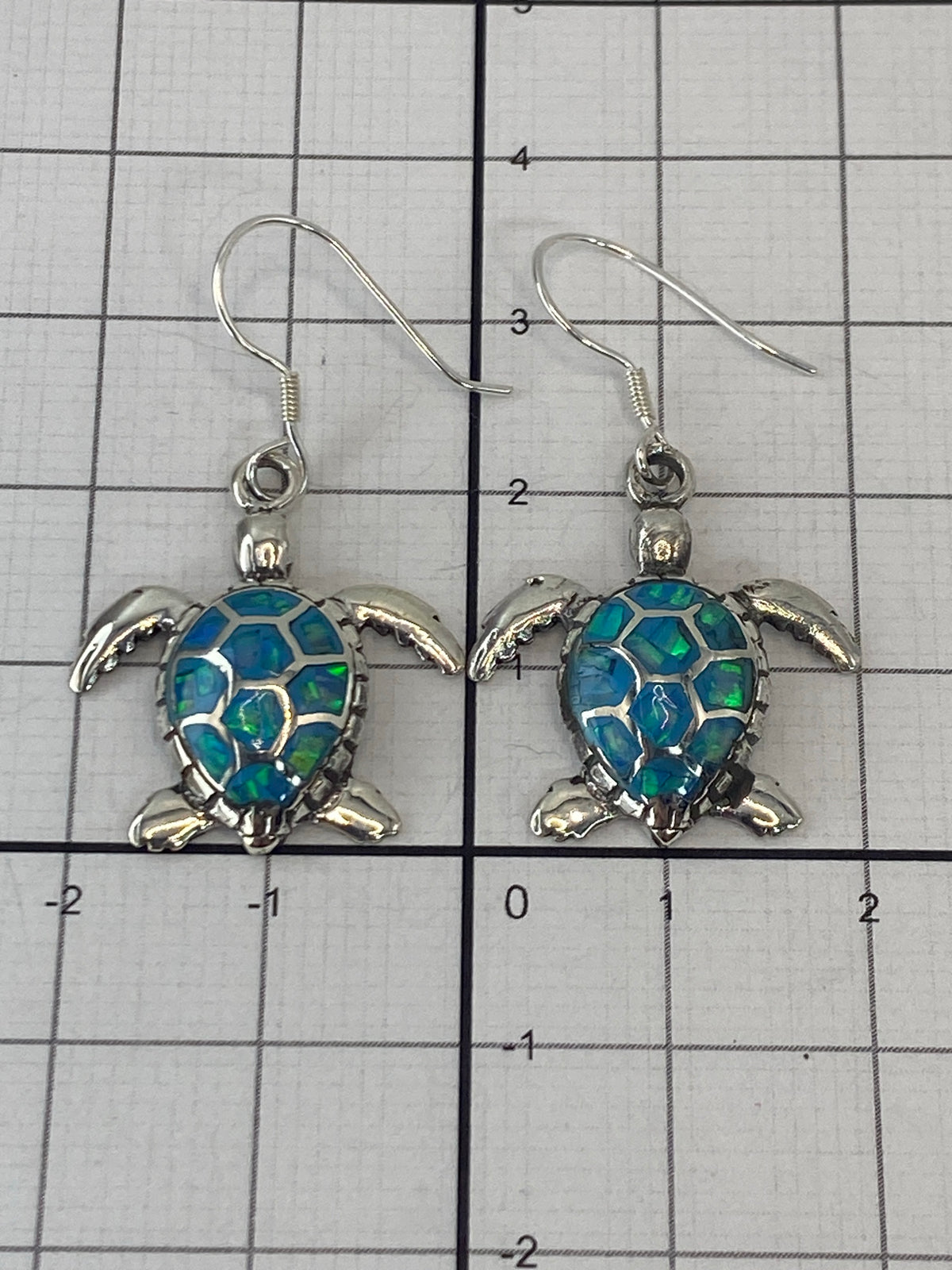 Ópalo de fuego con reflejos azules y verdes en engaste artesanal de Taxco