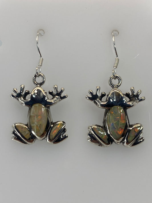 Par de aretes de plata en forma de sapo con ópalo de fuego multicolor engastado
