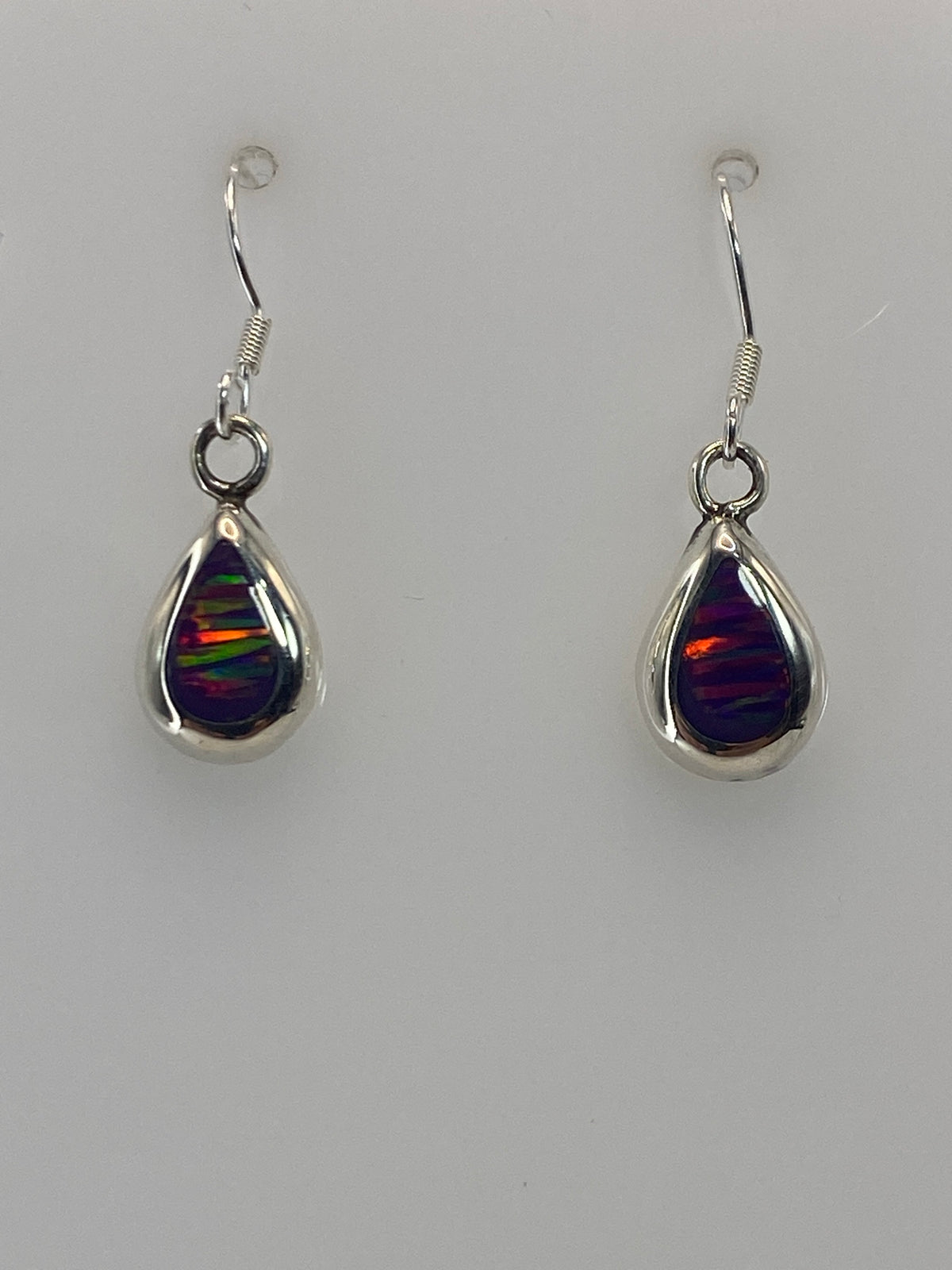 Detalle del ópalo de fuego morado en el engaste de plata 925