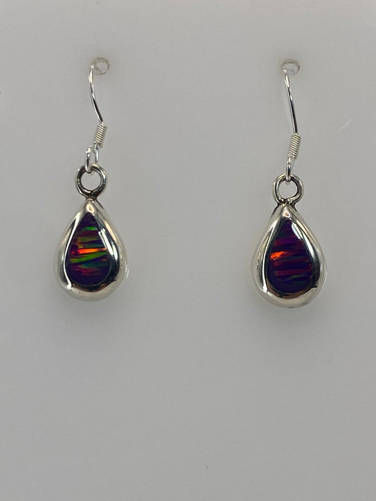 Detalle del ópalo de fuego morado en el engaste de plata 925