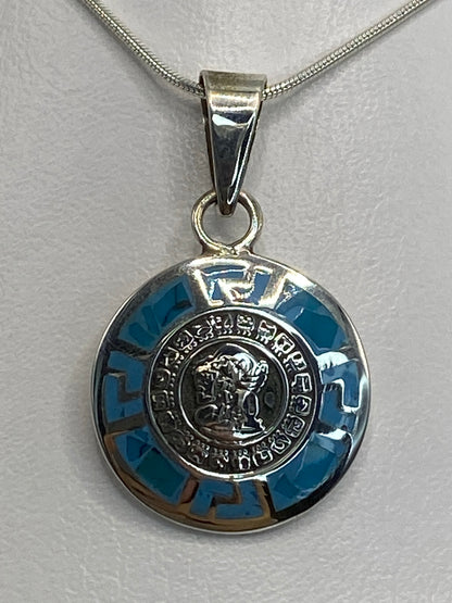 Dije de plata 950 con ópalo de fuego azul cielo en diseño zodiacal prehispánico