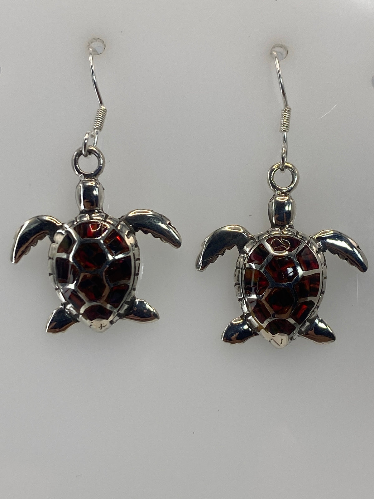 Par de aretes de plata 950 con ópalo de fuego rojo engastado, colgando de los ganchos