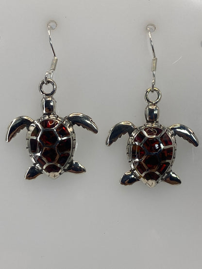 Par de aretes de plata 950 con ópalo de fuego rojo engastado, colgando de los ganchos