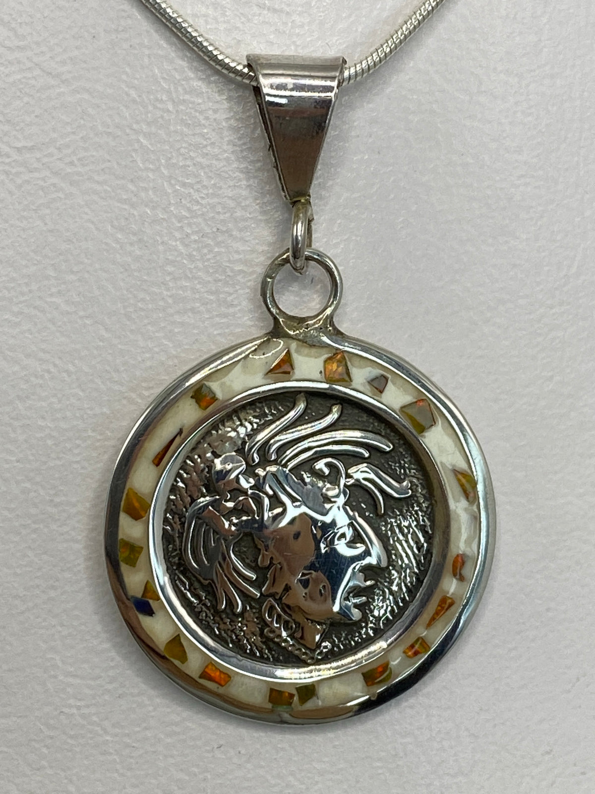 Dije de plata 925 con ópalo de fuego amarillo, diseño redondo clásico