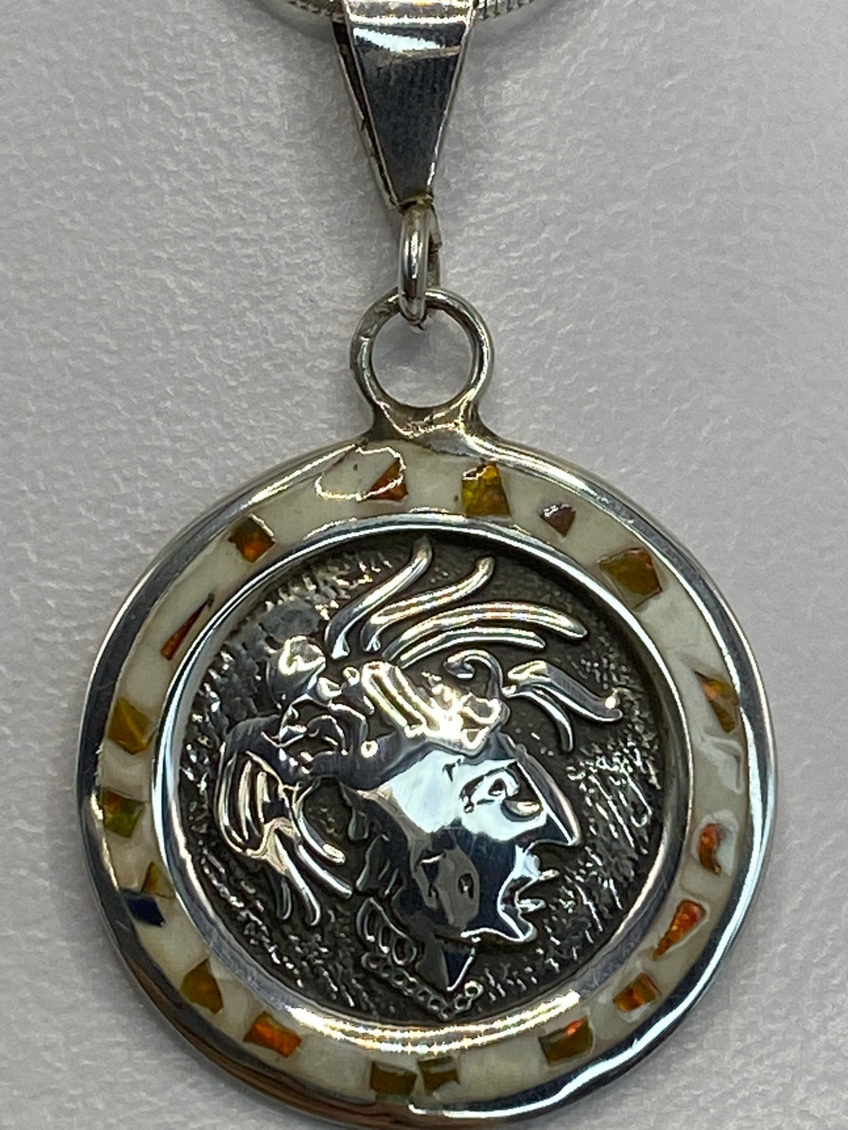 Detalle del Quinto 925 y calidad del acabado en el reverso del dije
