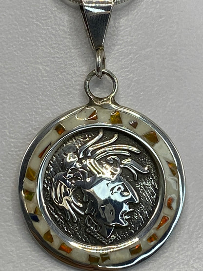 Detalle del Quinto 925 y calidad del acabado en el reverso del dije