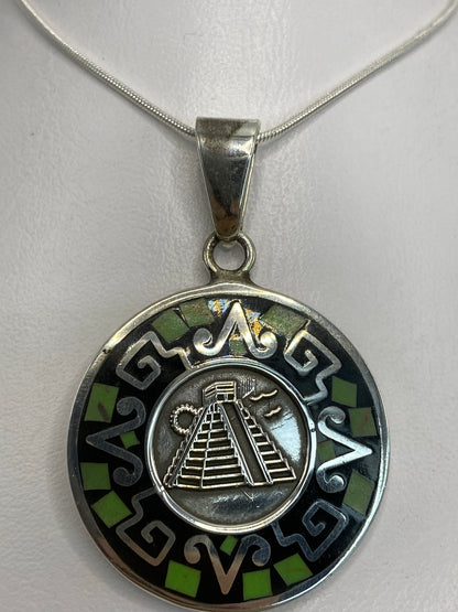 Dije de plata con pirámide azteca de Chichén Itzá y Ópalo de Fuego verde engastado a mano