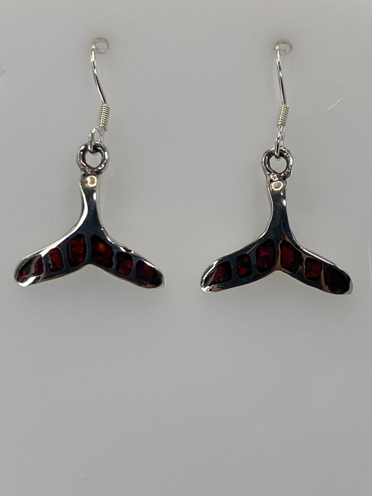 Detalle del opalo de fuego rojo en uno de los aretes, mostrando vetas y profundidad