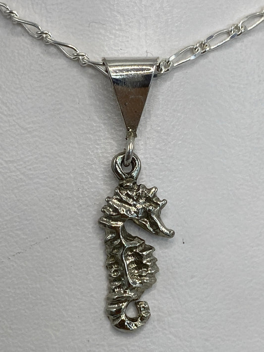 Dije de plata 925 caballito de mar en relieve repujado, sobre fondo blanco