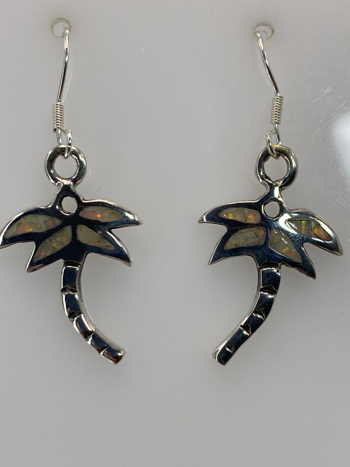 Aretes de ópalo de fuego medidos en escala: 3.5 cm de largo