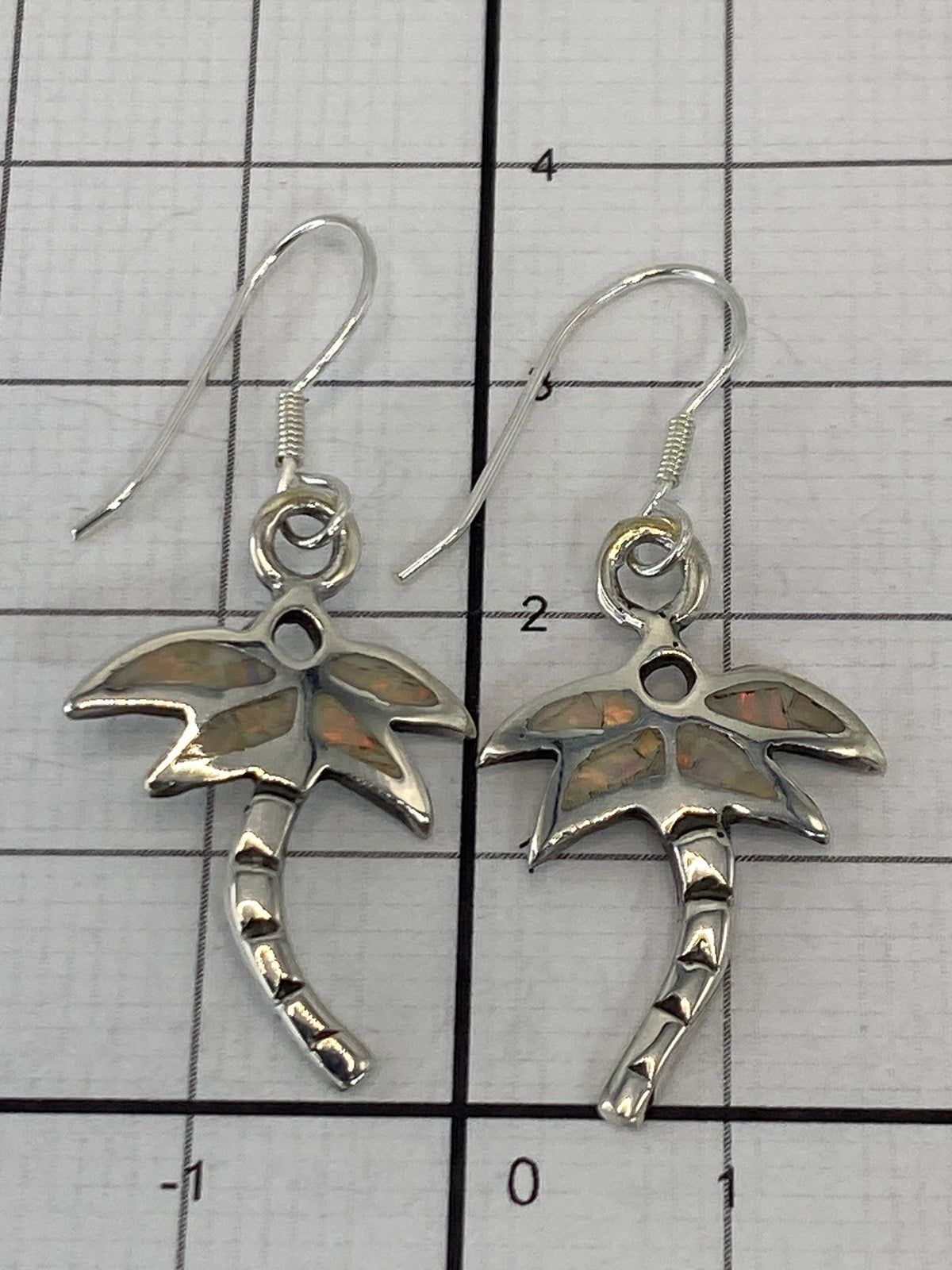 Aretes con marcasita del ópalo — vista frontal mostrando el fuego natural