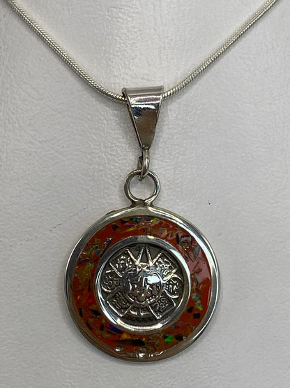 Dije de plata 925 con Calendario Azteca de cinco puntas e Ópalo de Fuego multicolor en cadena plateada