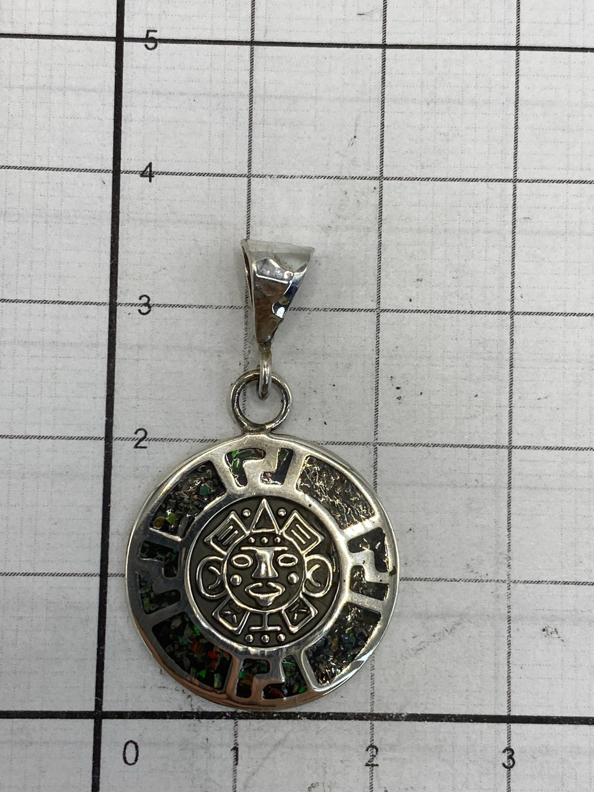 Reverso del dije mostrando el Quinto 925 y el acabado pulido de la plata