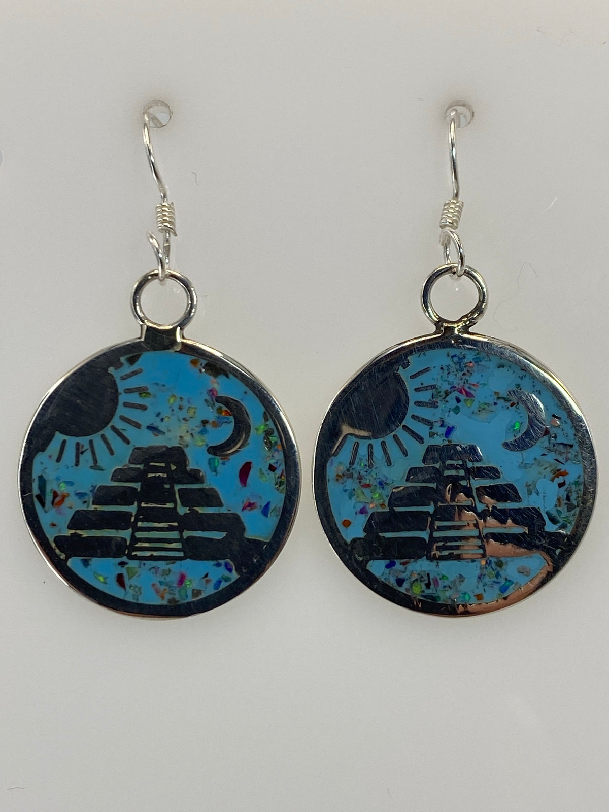 Par de aretes de plata 925 con ópalo de fuego multicolor, vista frontal mostrando los colores vivos de la piedra