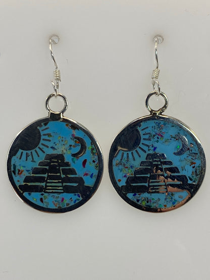 Par de aretes de plata 925 con ópalo de fuego multicolor, vista frontal mostrando los colores vivos de la piedra