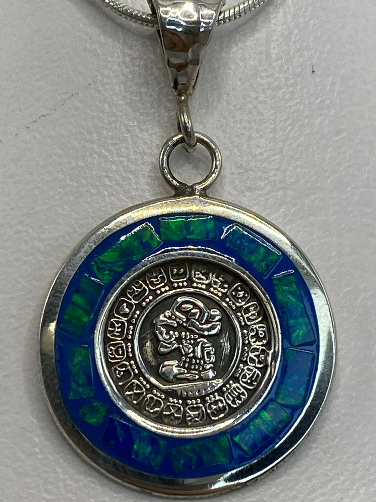 Detalle del glifo central maya rodeado de símbolos zodiacales en plata 925