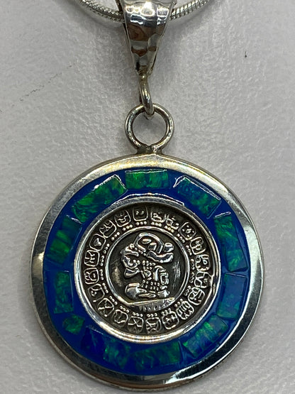 Detalle del glifo central maya rodeado de símbolos zodiacales en plata 925