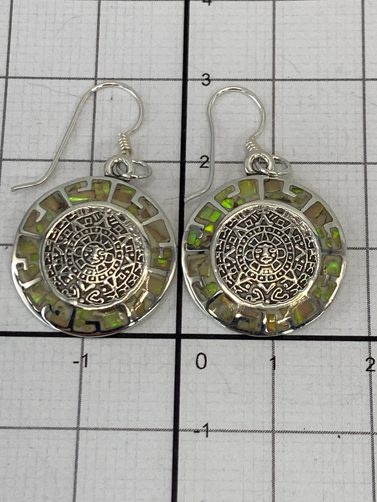 Aretes sobre fondo gris mostrando el Quinto 950 y el tamaño de 2.9 cm