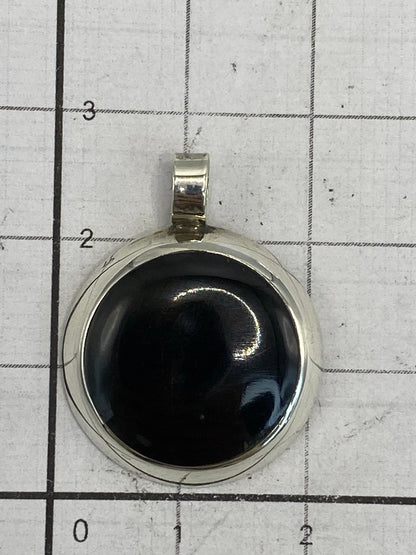 Dije de ónix en plata 925 sobre fondo blanco, vista frontal