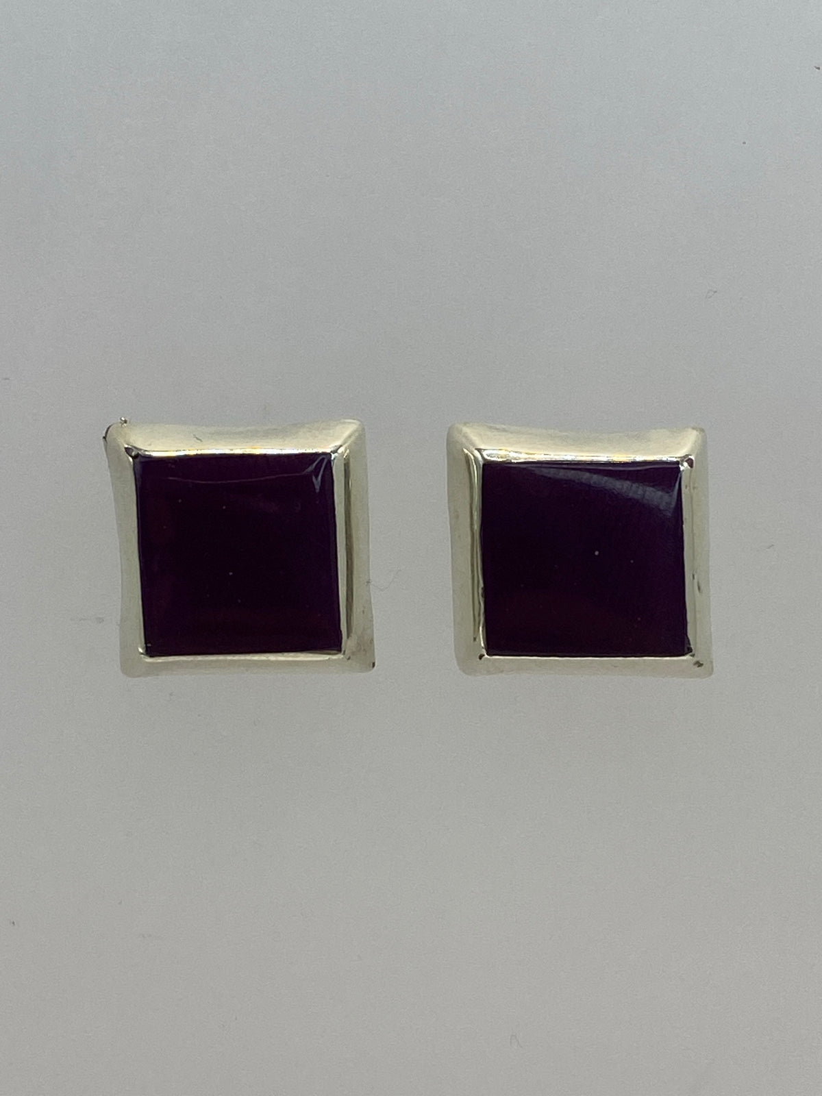 Par de aretes de plata 925 con piedra morada engastada, postes plateados