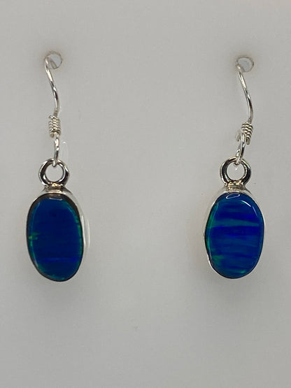 Par de aretes de plata con Ópal de Fuego azul engastado a mano