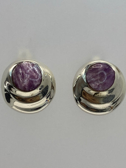 Aretes en la mano demostrando su tamaño pequeño y discreto de 1.6 cm