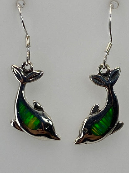 Detalle del engaste a mano del opalo de fuego en plata, mostrando el color verde limon y la translucencia
