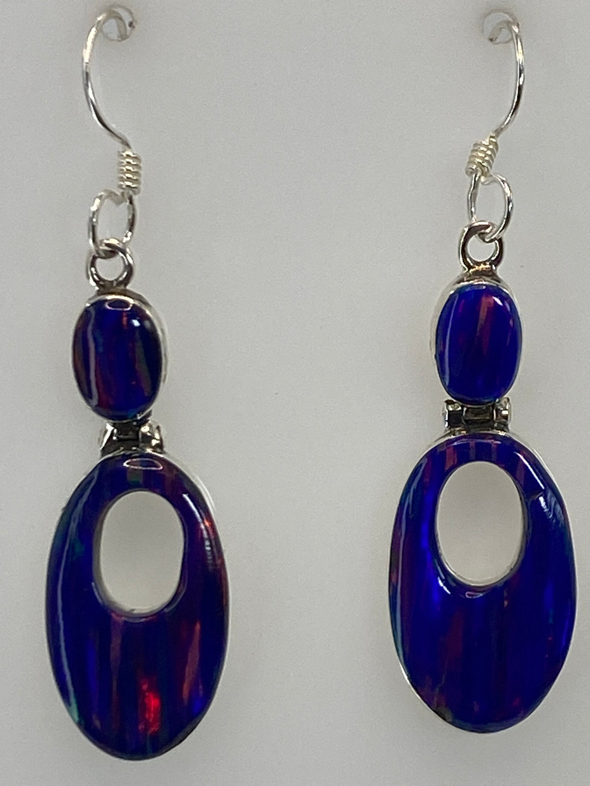 Aretes colgantes de 4.1 cm con ópalo de fuego reflejando luz azul