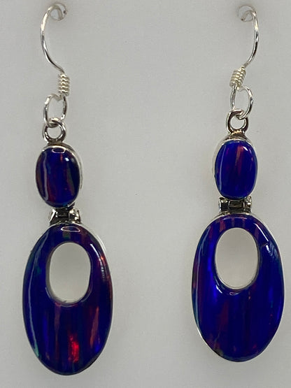 Aretes colgantes de 4.1 cm con ópalo de fuego reflejando luz azul