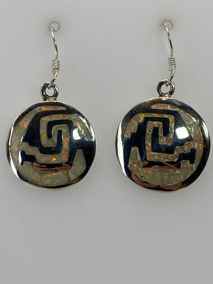 Aretes de plata 950 con ópalo de fuego multicolor colgando sobre fondo blanco