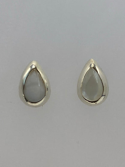 Par de aretes de plata 925 con perla blanca en forma de gota, vista frontal