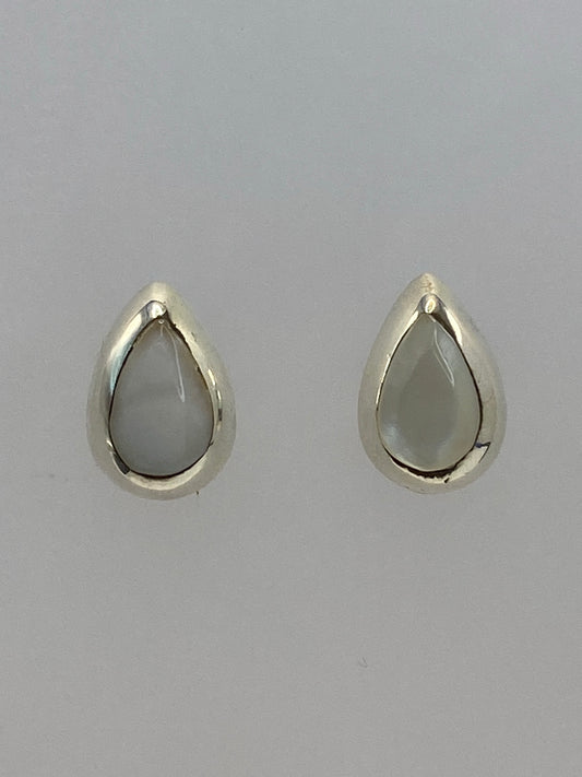 Par de aretes de plata 925 con perla blanca en forma de gota, vista frontal