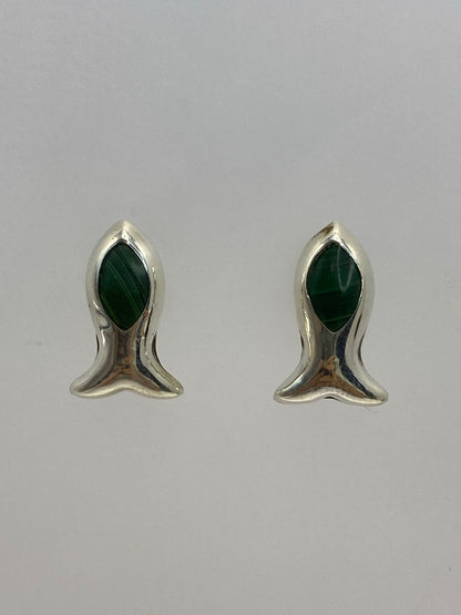 Par de aretes de plata 950 con piedra verde oscuro, postes de cierre, sobre fondo gris