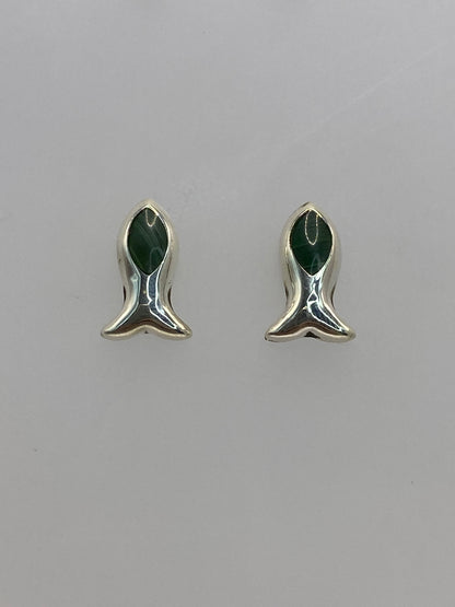 Aretes de plata con piedra verde engastada a mano, detalle del engaste