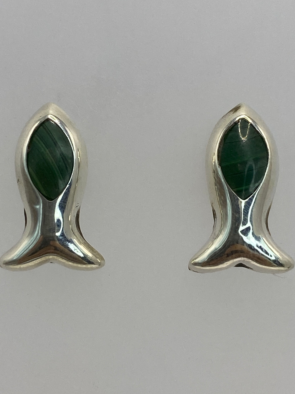 Aretes minimalistas 1.3 cm de largo, vista frontal