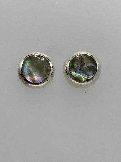 Detalle de arete individual mostrando incrustación multicolor en plata