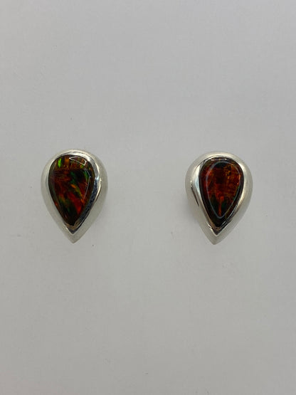 Vista lateral de los aretes de 1.4 cm en plata 925
